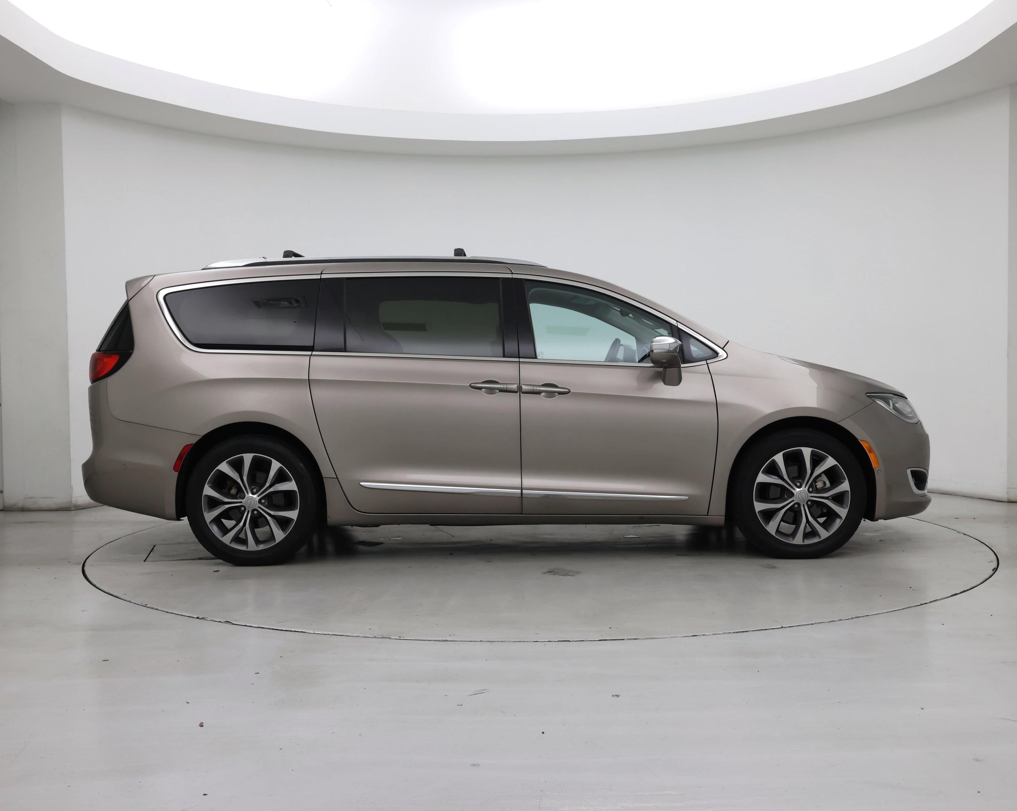 Thumbnail: 2017 Chrysler Pacifica - 7