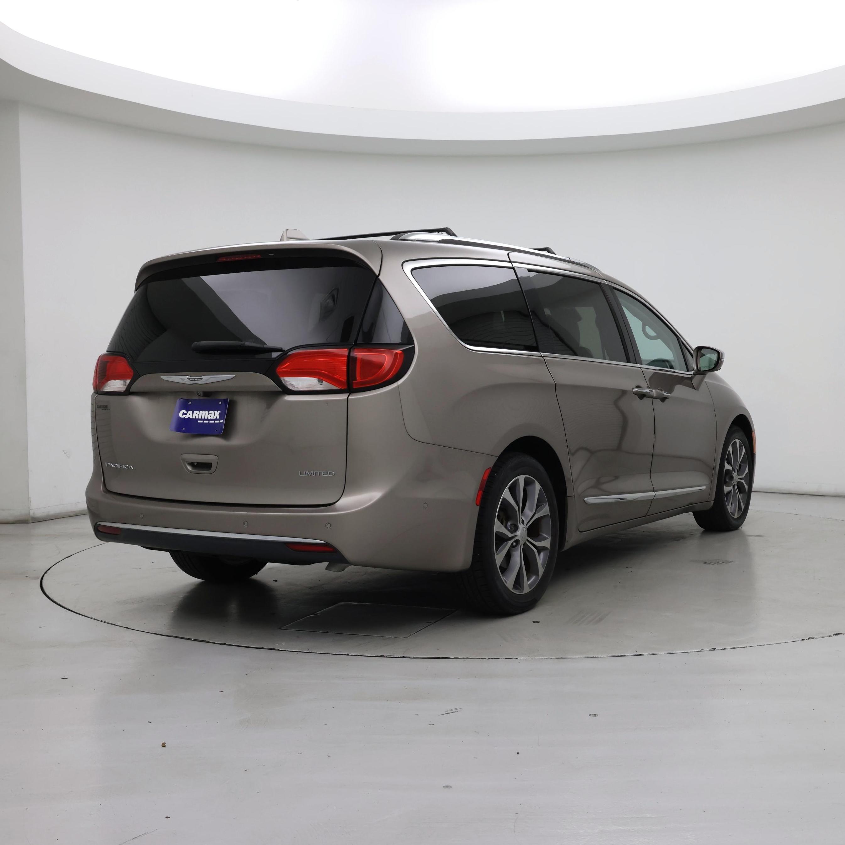 Thumbnail: 2017 Chrysler Pacifica - 8