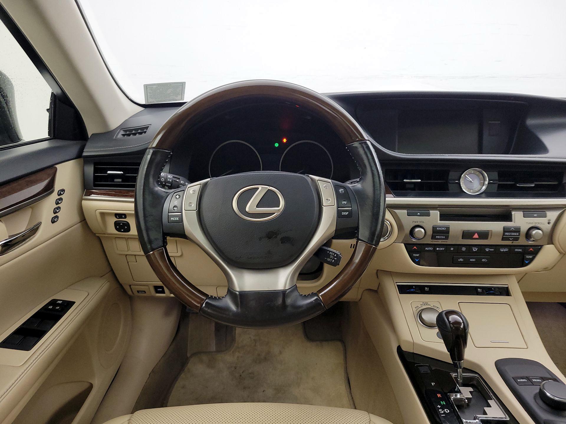 Thumbnail: 2015 Lexus ES - 10
