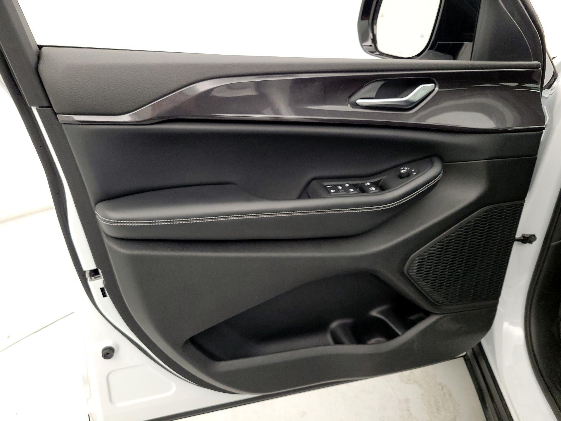 Thumbnail: 2023 Jeep Grand Cherokee - 12