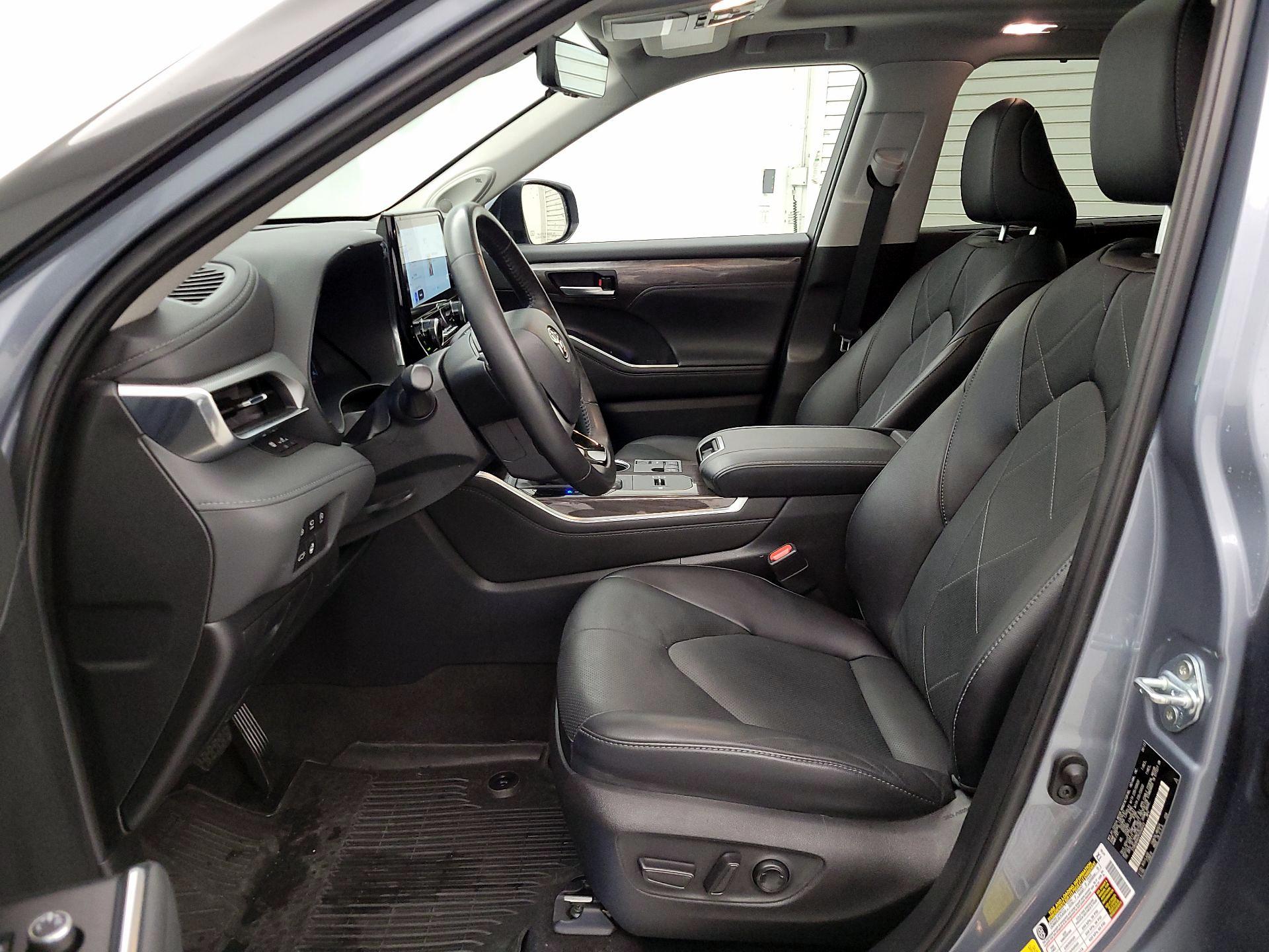 Thumbnail: 2023 Toyota Highlander - 11