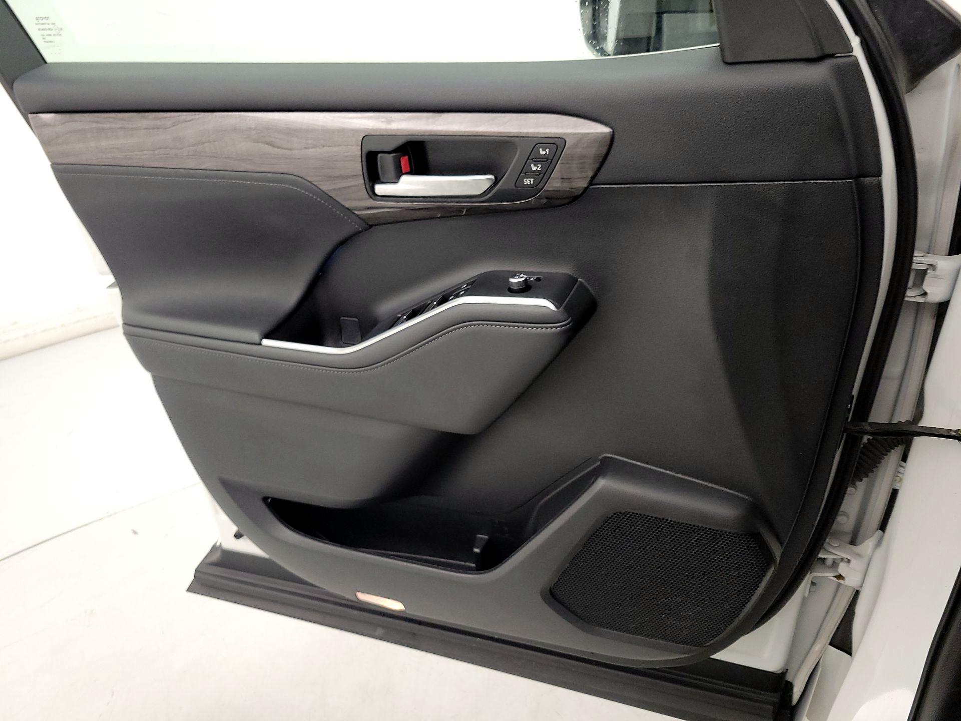 Thumbnail: 2023 Toyota Highlander - 12