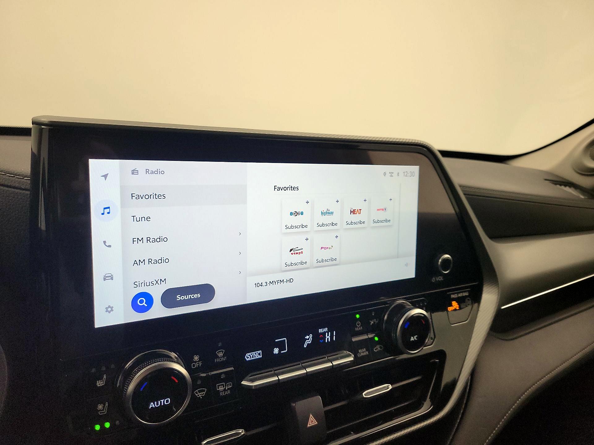 Thumbnail: 2023 Toyota Highlander - 15