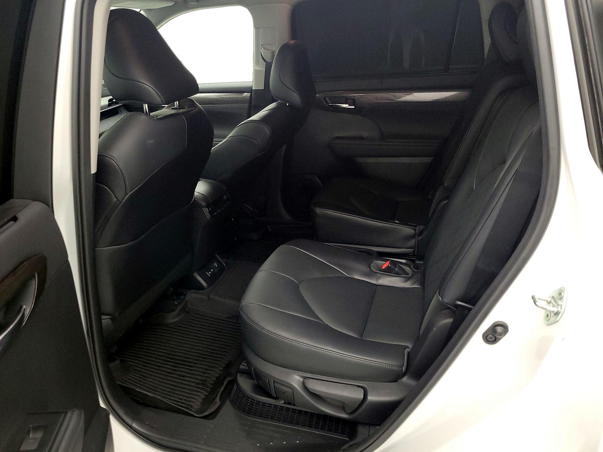 Thumbnail: 2023 Toyota Highlander - 18