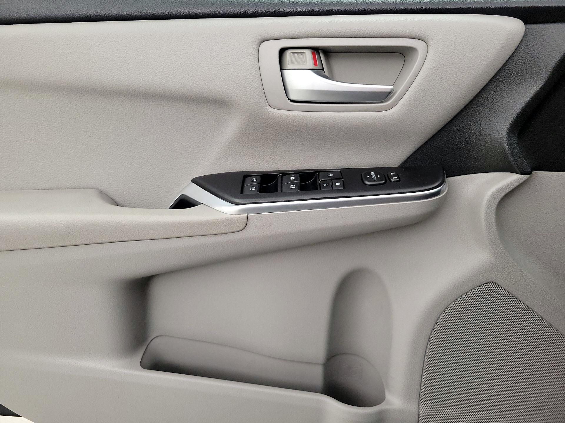 Thumbnail: 2017 Toyota Camry - 12