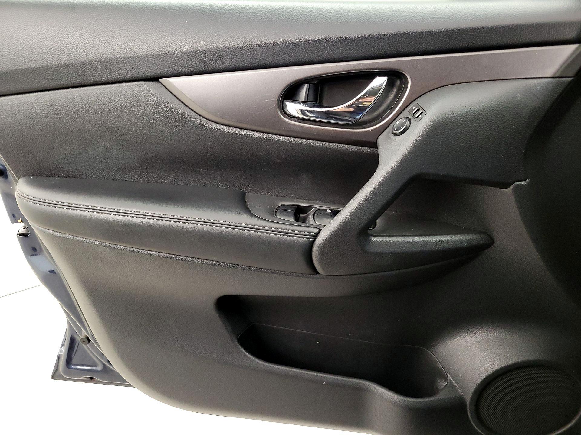 Thumbnail: 2016 Nissan Rogue - 12