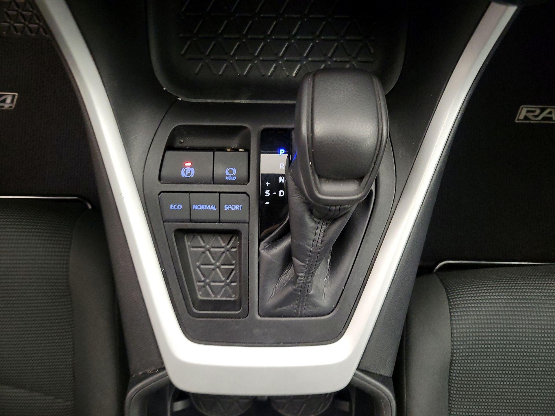 Thumbnail: 2022 Toyota RAV4 - 17