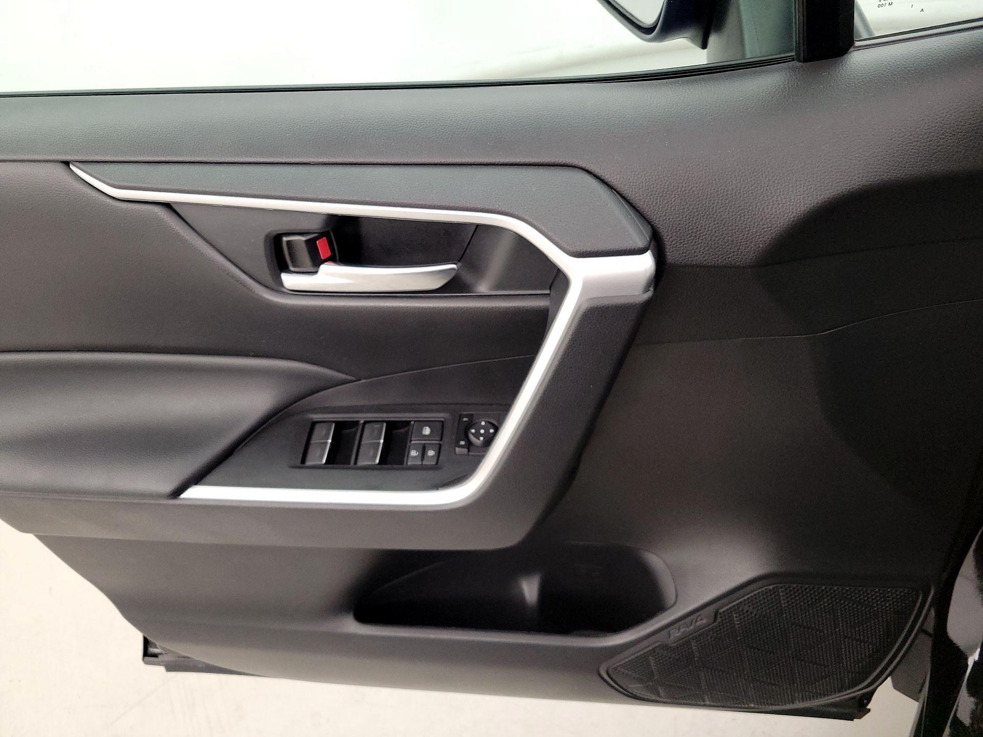 Thumbnail: 2022 Toyota RAV4 - 12