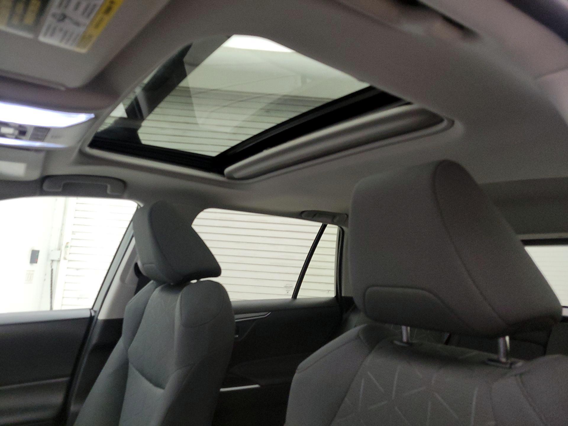 Thumbnail: 2022 Toyota RAV4 - 19