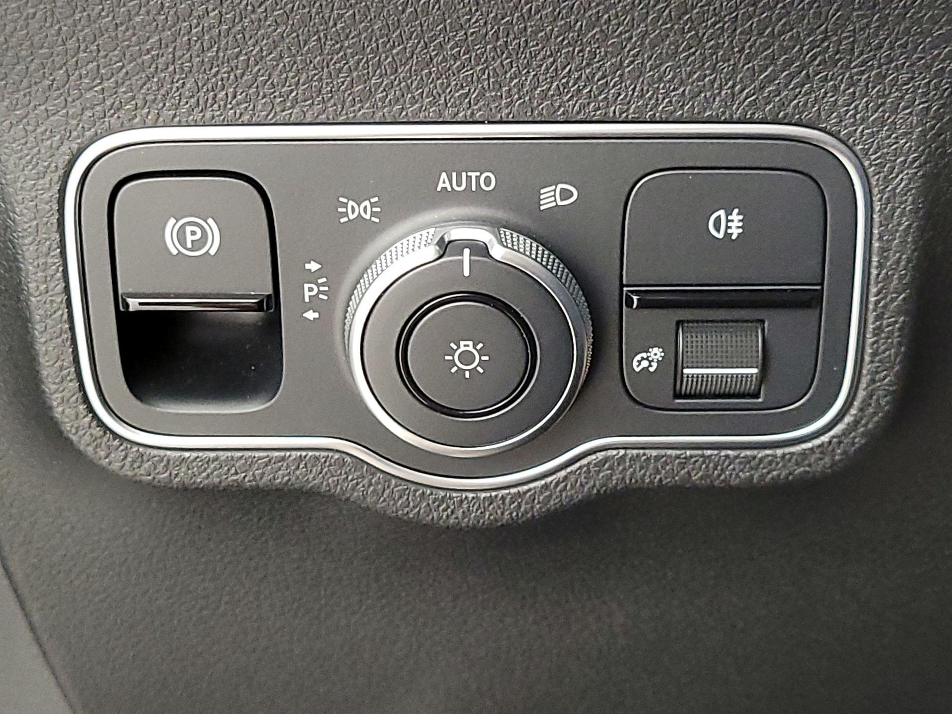 Thumbnail: 2023 Mercedes-Benz GLB - 13