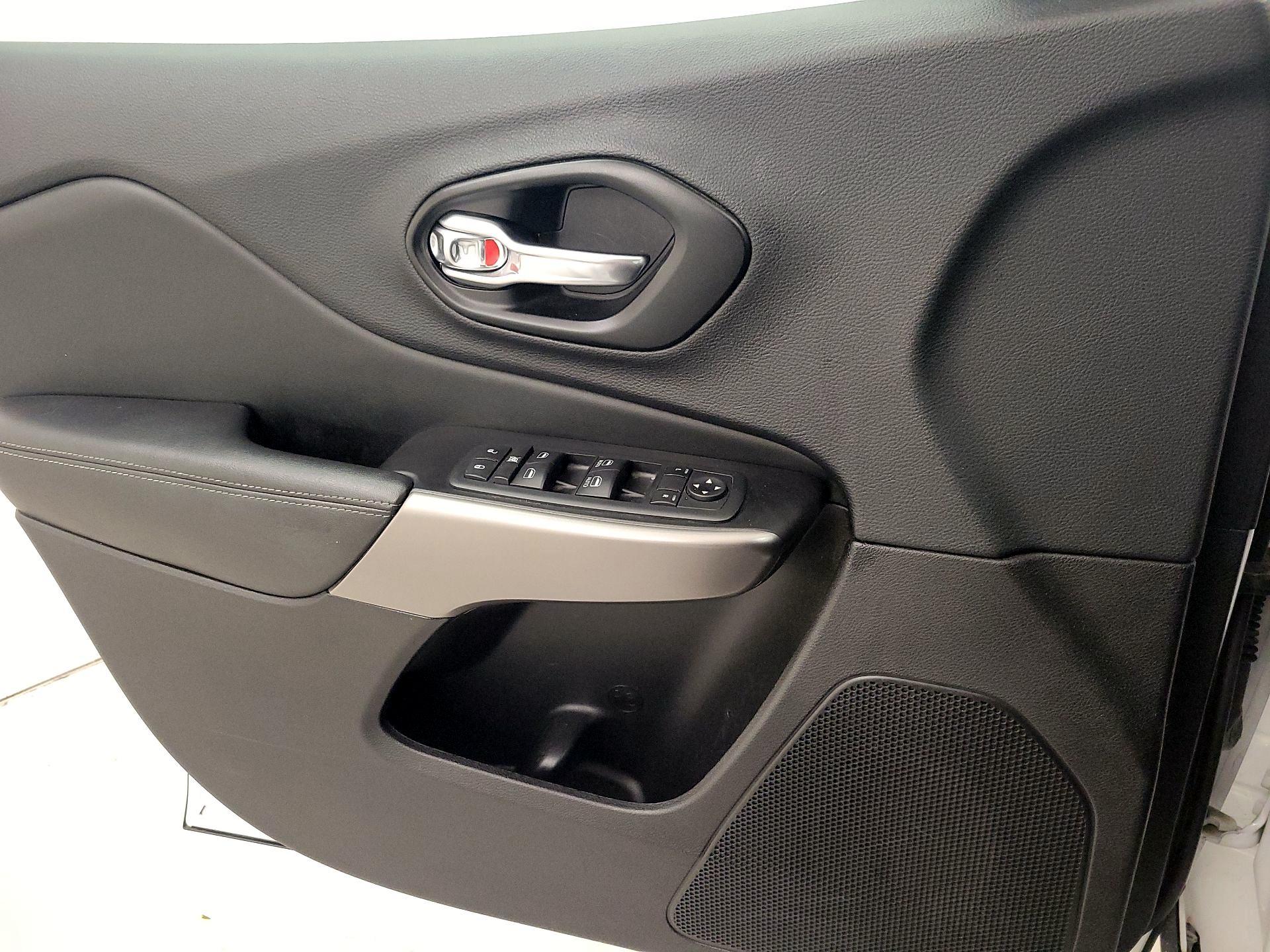 Thumbnail: 2021 Jeep Cherokee - 12