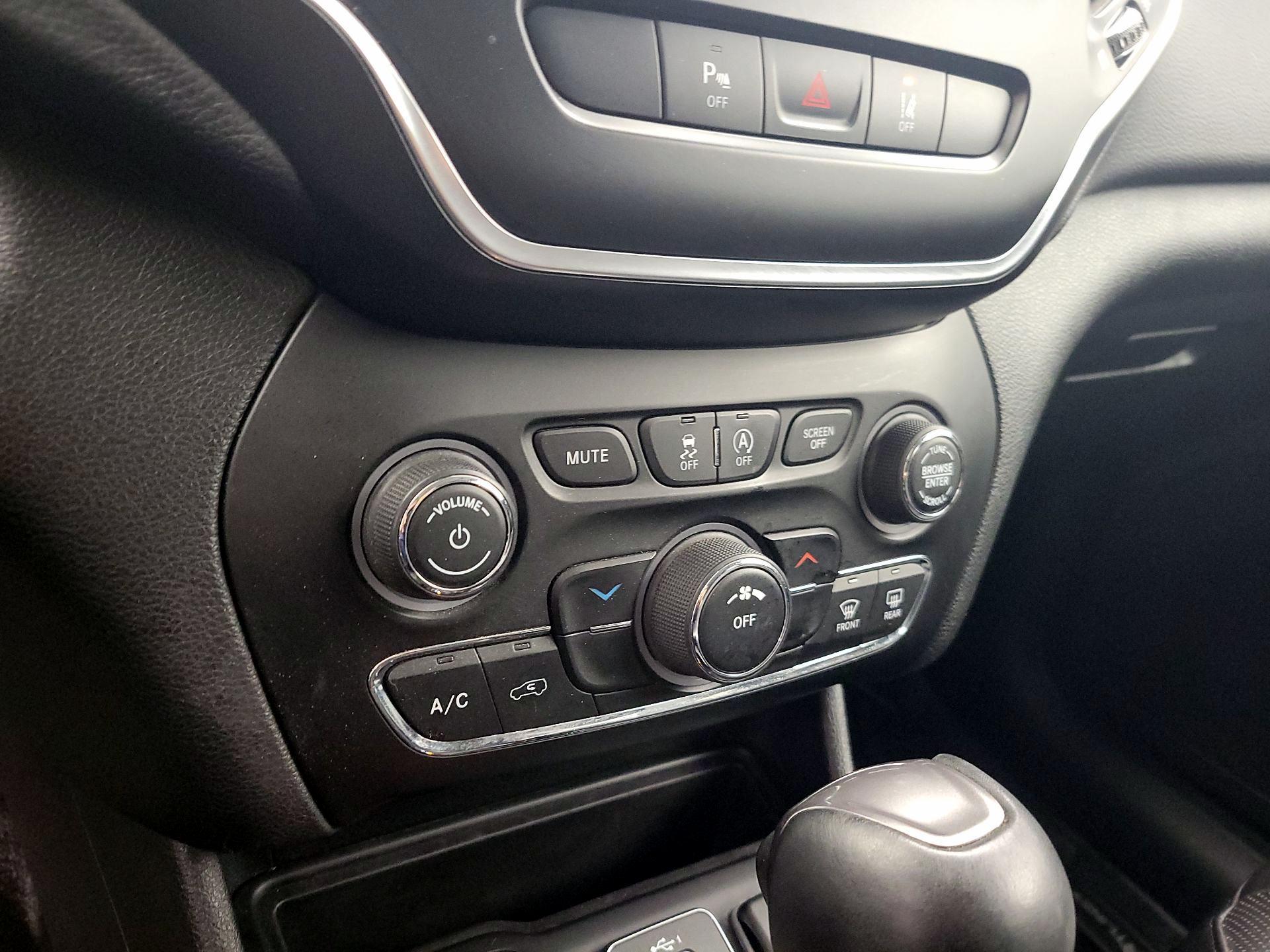 Thumbnail: 2021 Jeep Cherokee - 16