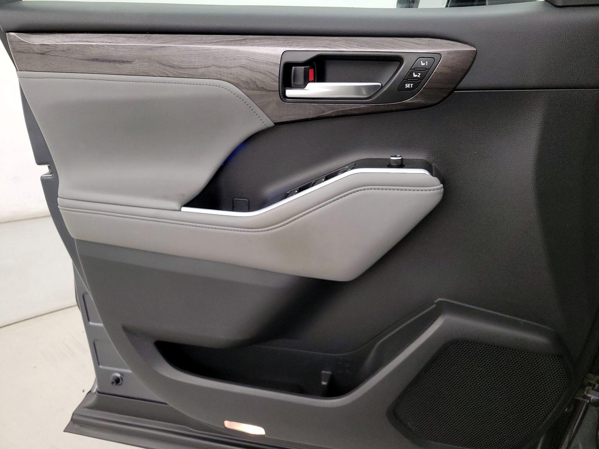 Thumbnail: 2020 Toyota Highlander - 12