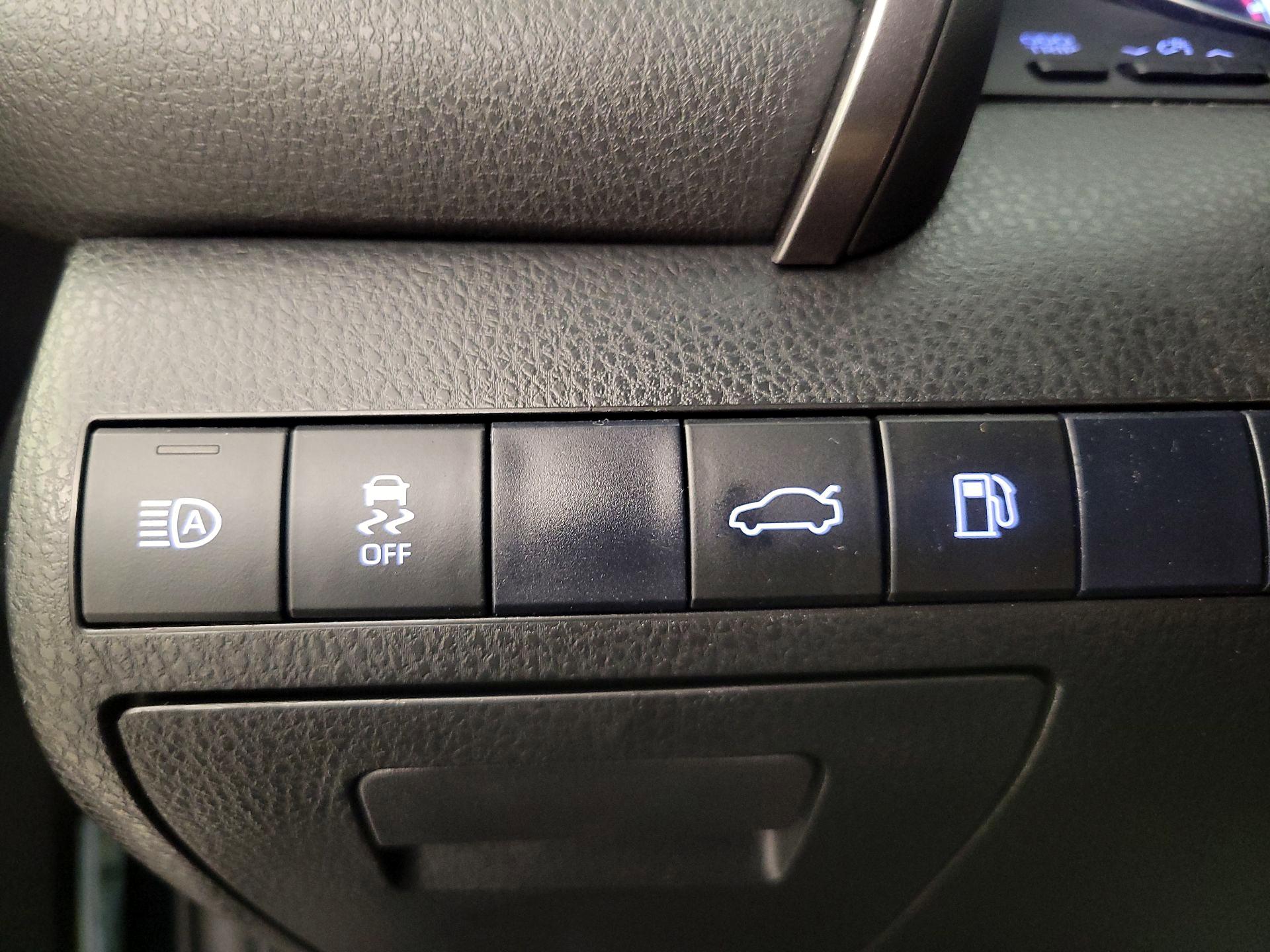 Thumbnail: 2018 Toyota Camry - 13