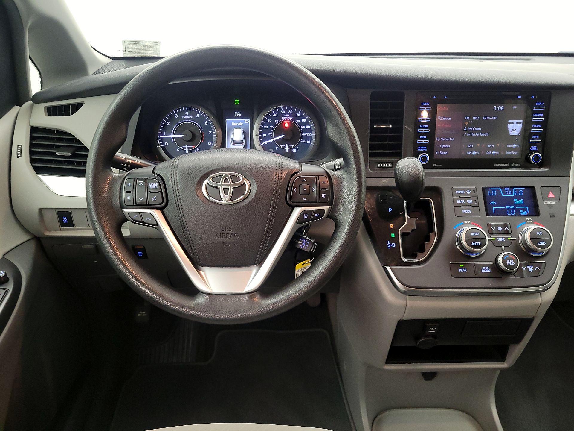 Thumbnail: 2018 Toyota Sienna - 10