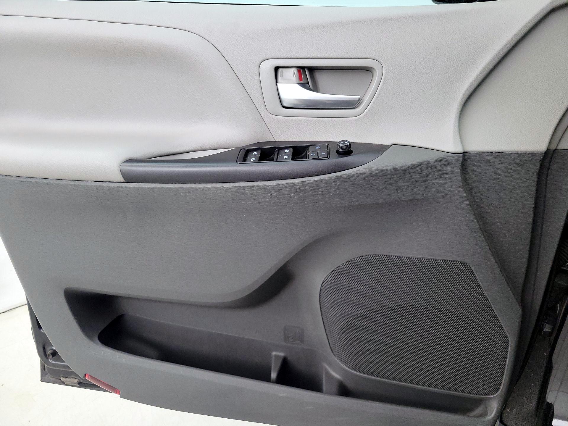 Thumbnail: 2018 Toyota Sienna - 12
