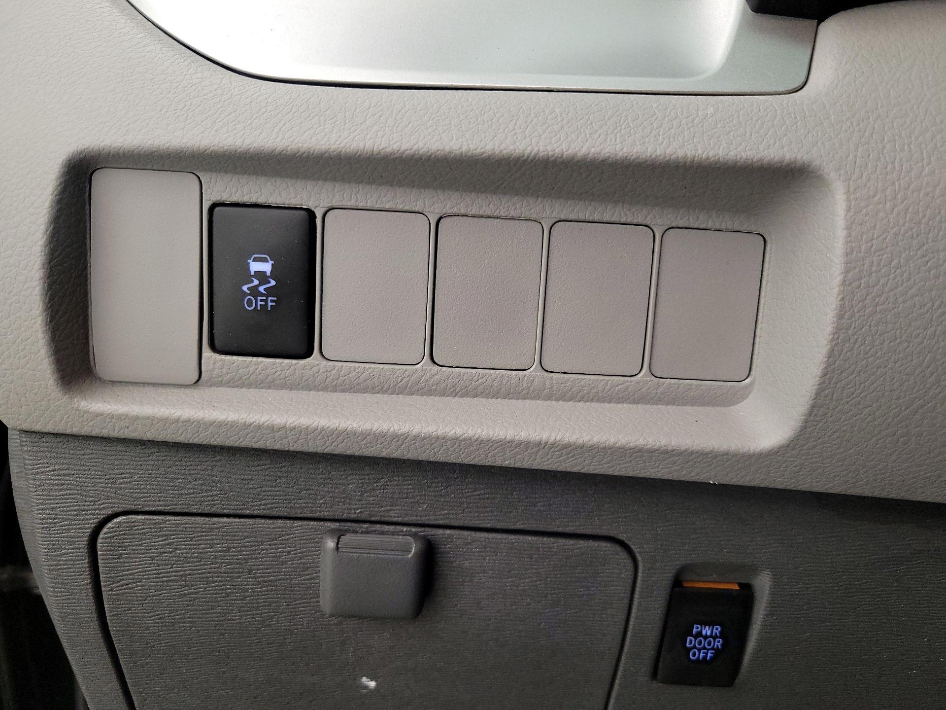 Thumbnail: 2018 Toyota Sienna - 13