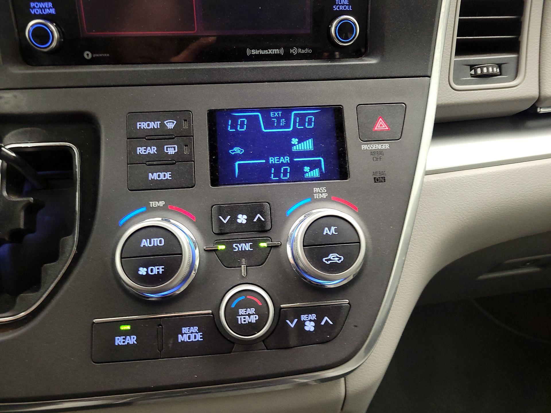 Thumbnail: 2018 Toyota Sienna - 16