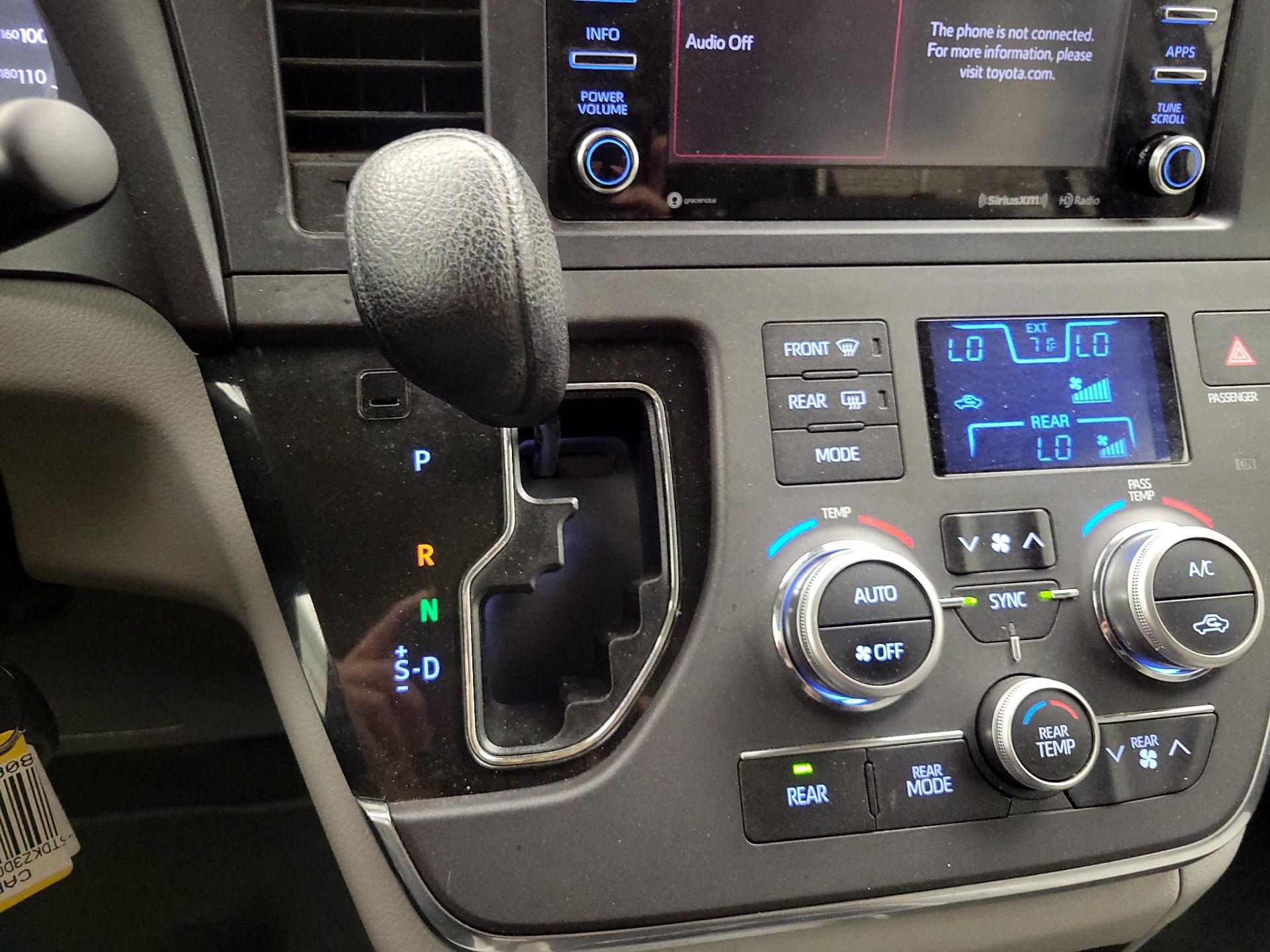 Thumbnail: 2018 Toyota Sienna - 17