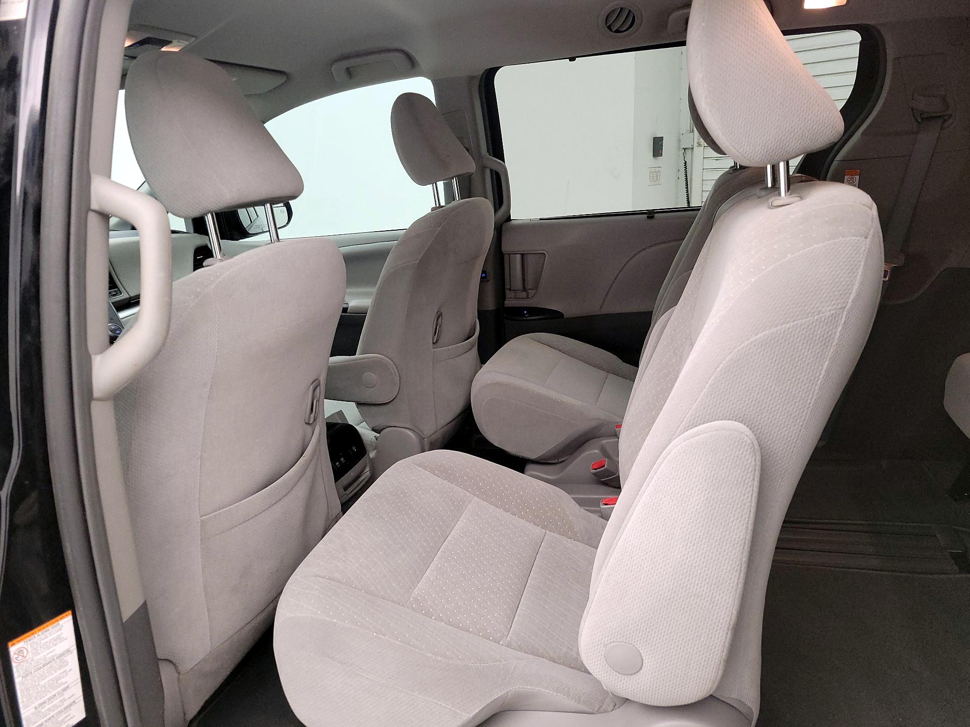 Thumbnail: 2018 Toyota Sienna - 19