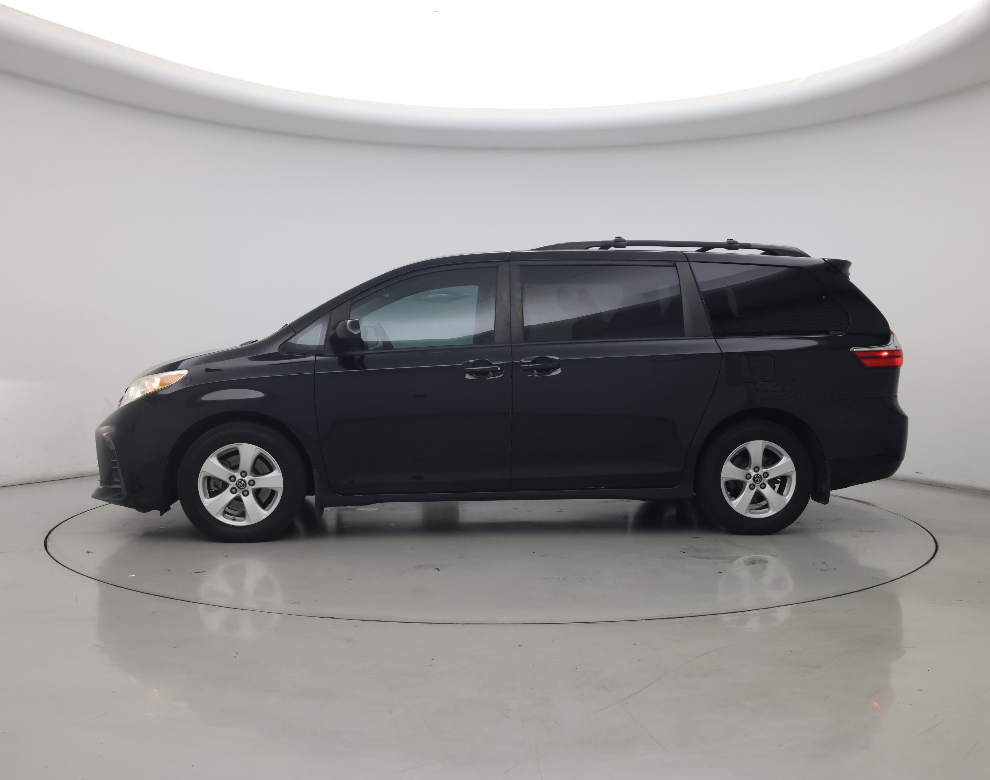Thumbnail: 2018 Toyota Sienna - 3