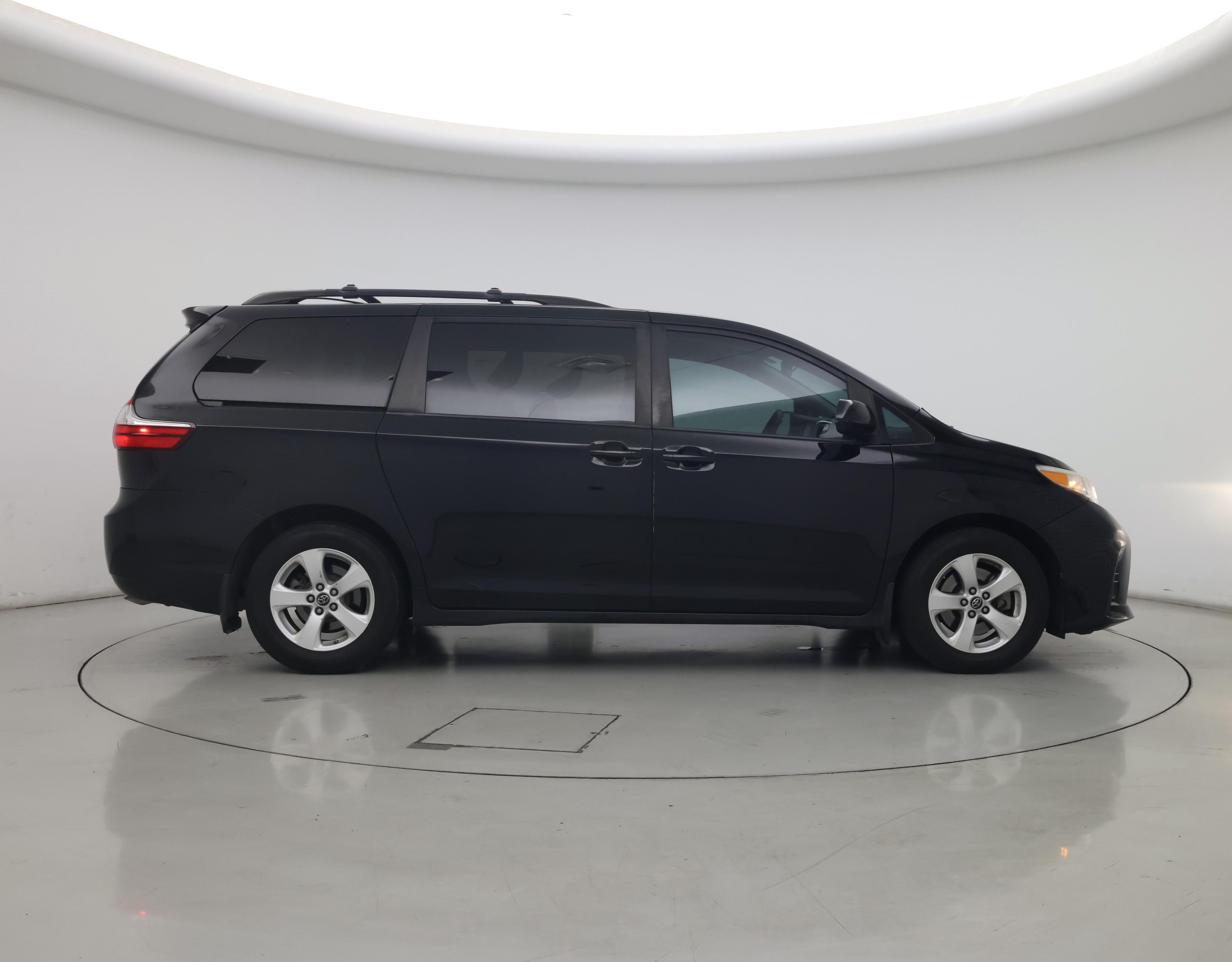 Thumbnail: 2018 Toyota Sienna - 7