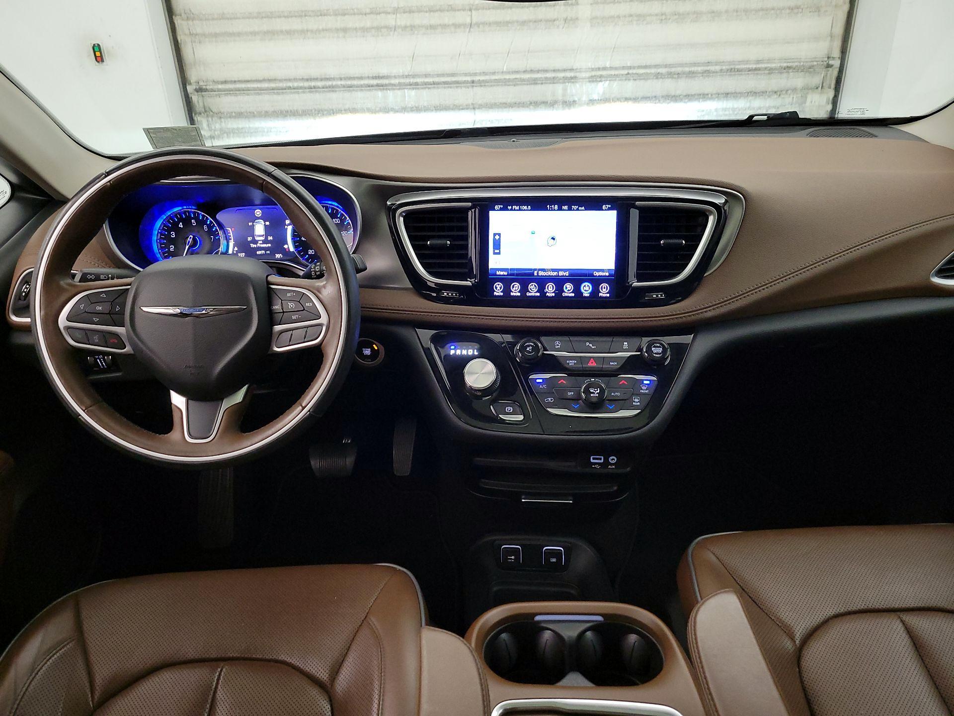 Thumbnail: 2017 Chrysler Pacifica - 9