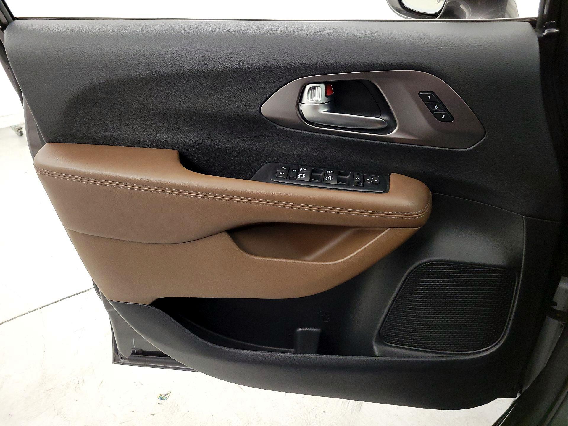 Thumbnail: 2017 Chrysler Pacifica - 12