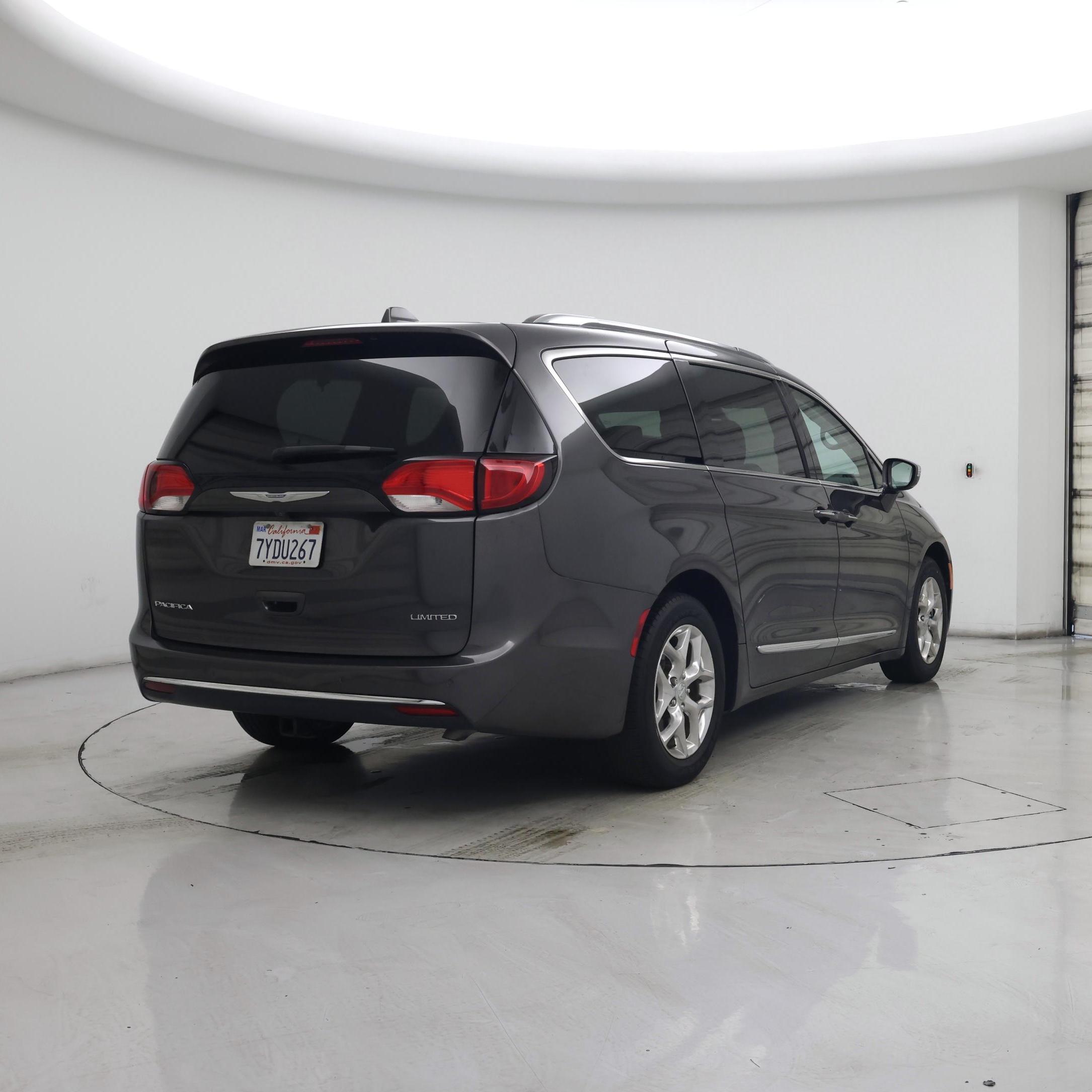 Thumbnail: 2017 Chrysler Pacifica - 8