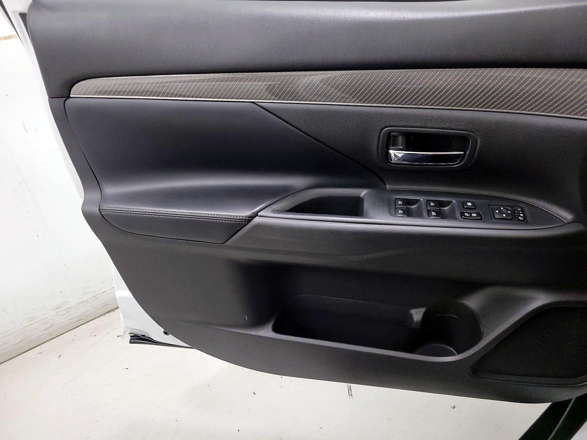 Thumbnail: 2019 Mitsubishi Outlander - 12