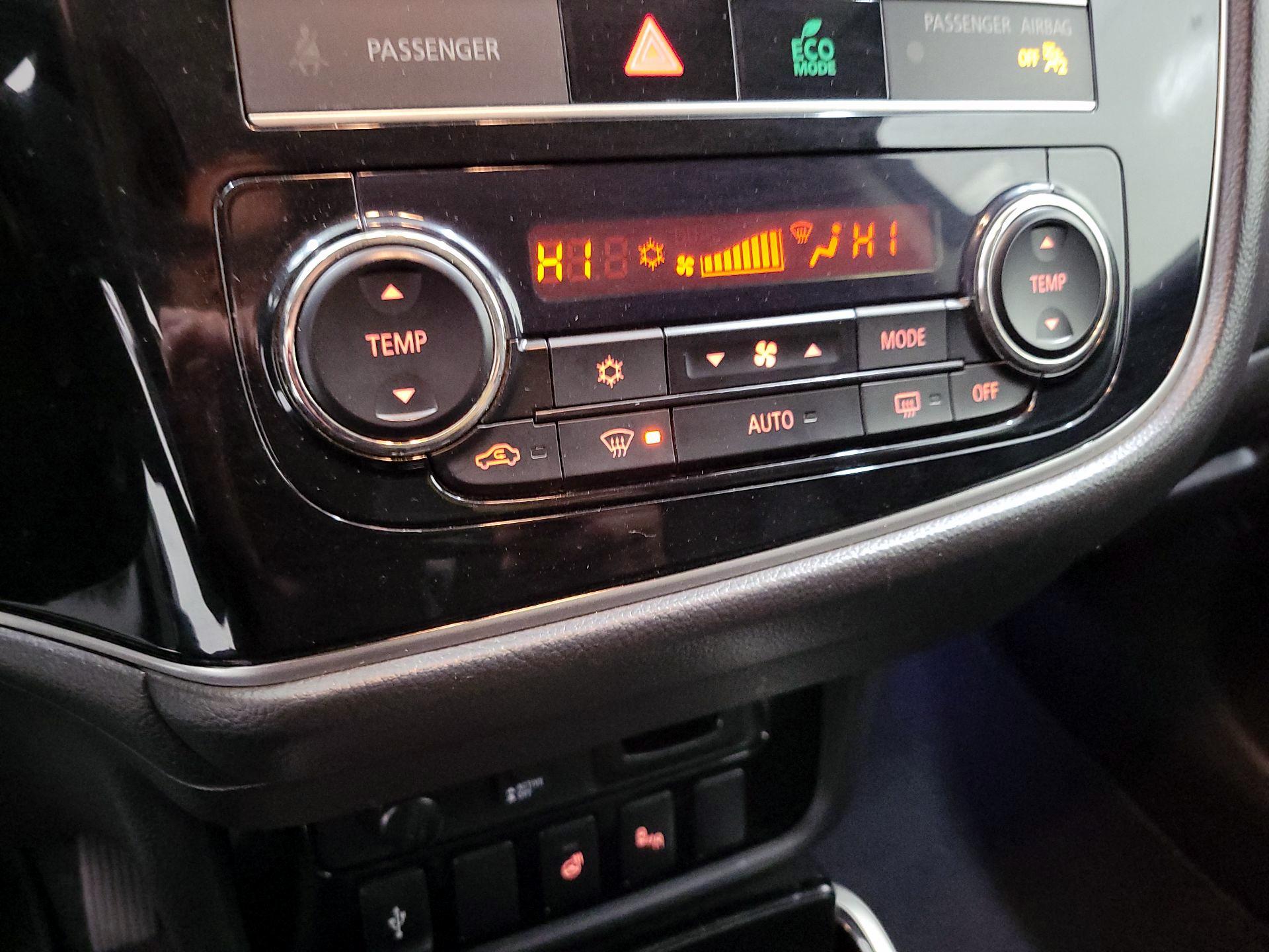 Thumbnail: 2019 Mitsubishi Outlander - 16