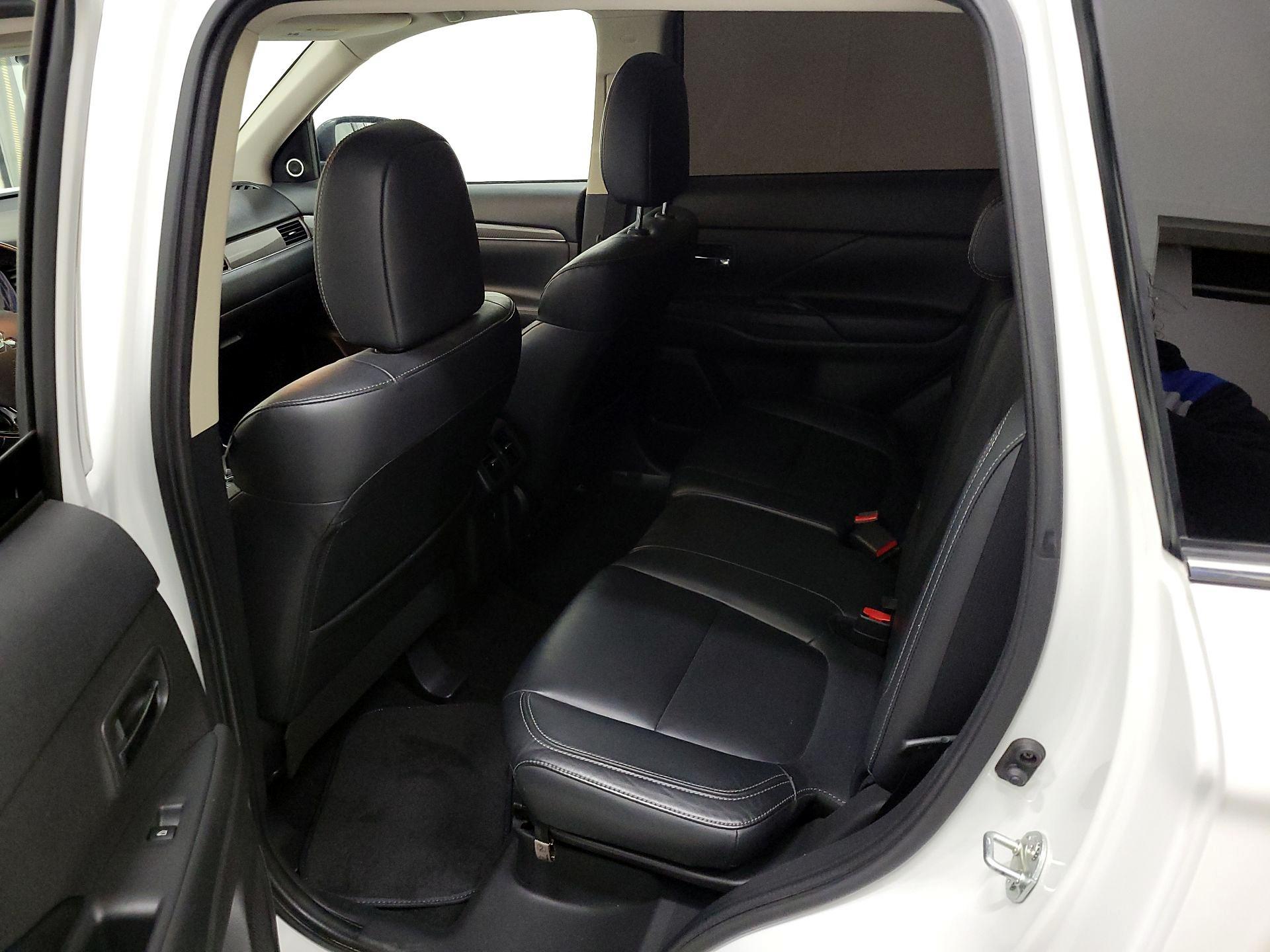 Thumbnail: 2019 Mitsubishi Outlander - 19