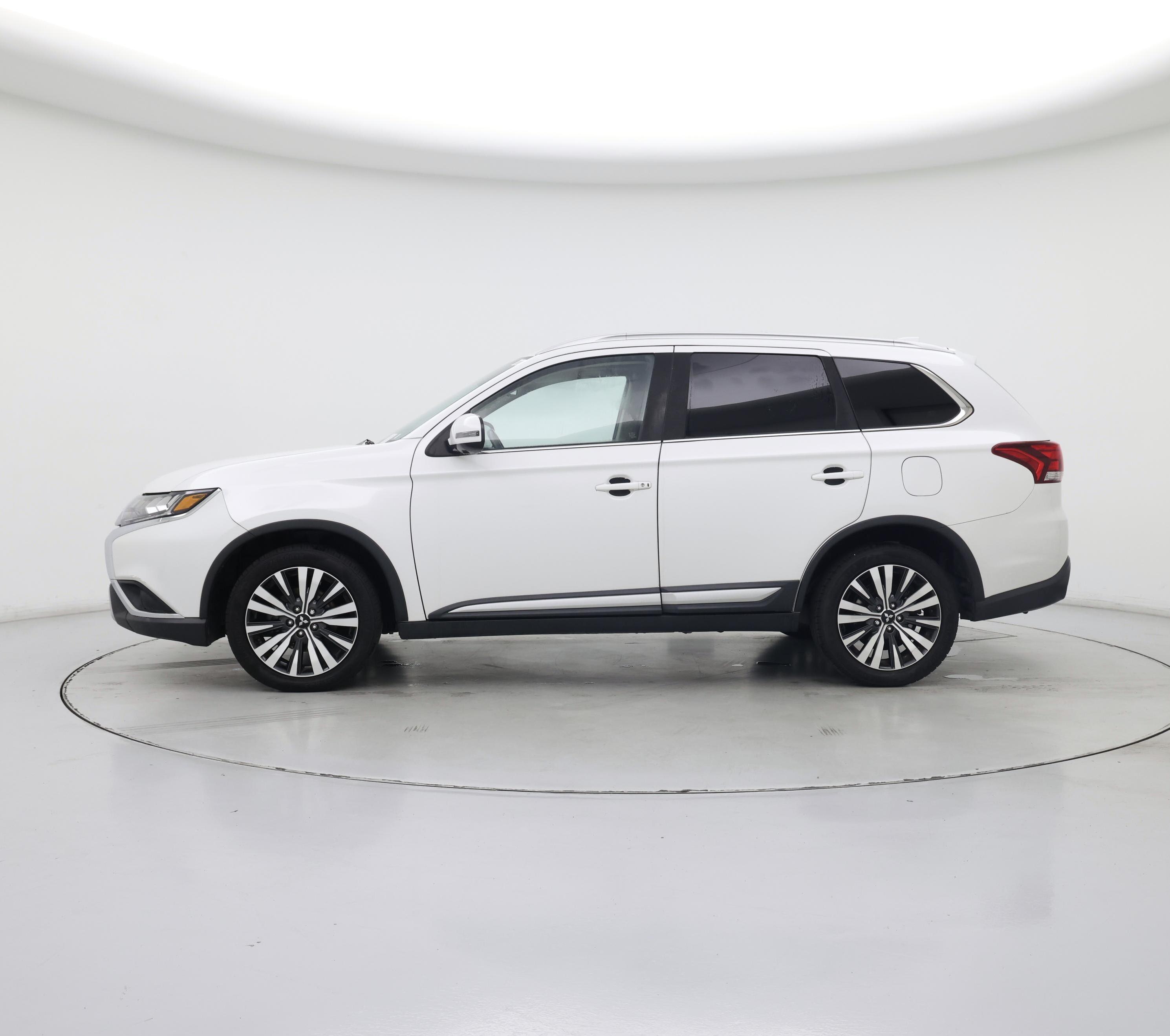 Thumbnail: 2019 Mitsubishi Outlander - 3