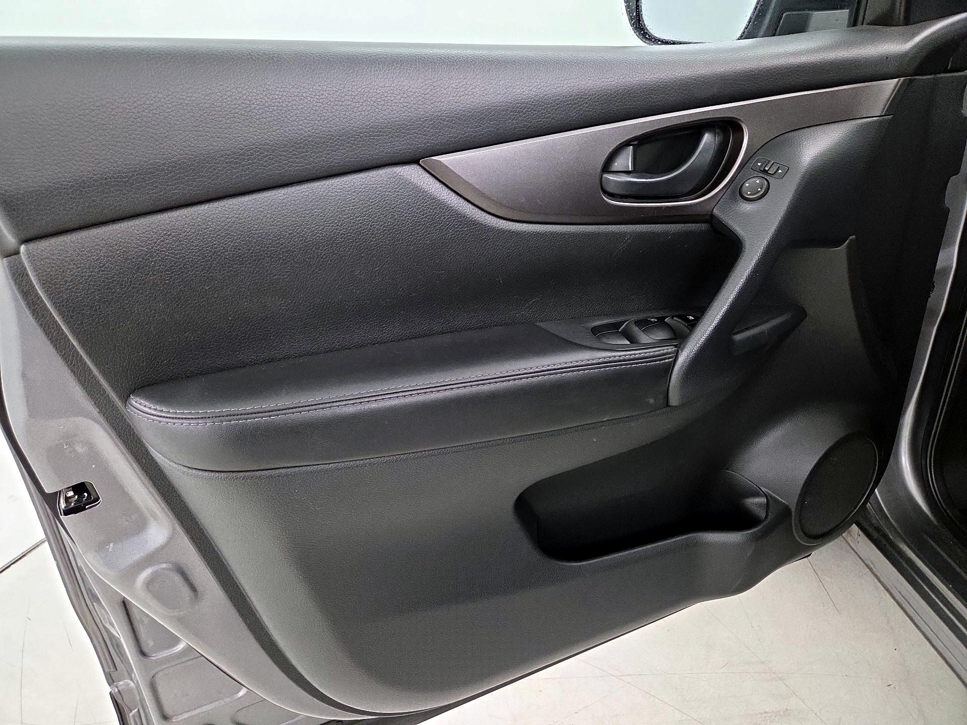 Thumbnail: 2021 Nissan Rogue Sport - 12