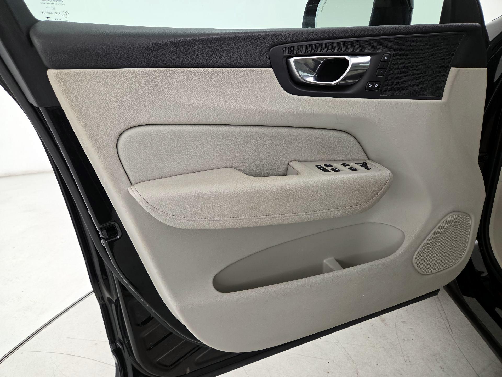 Thumbnail: 2019 Volvo XC60 - 12