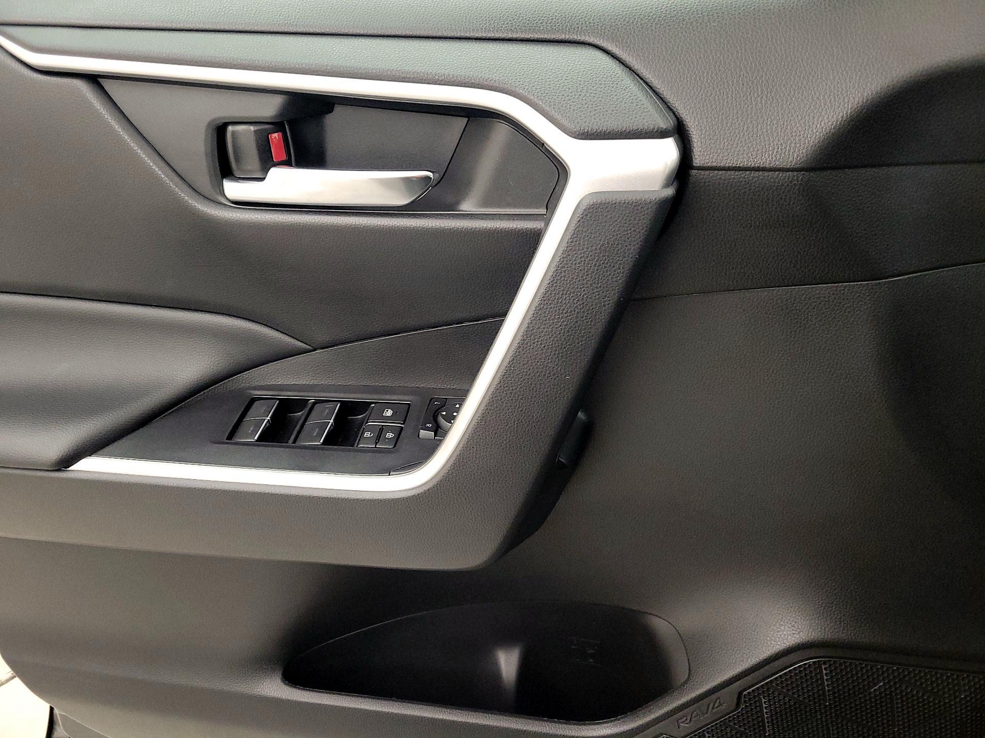 Thumbnail: 2022 Toyota RAV4 - 12