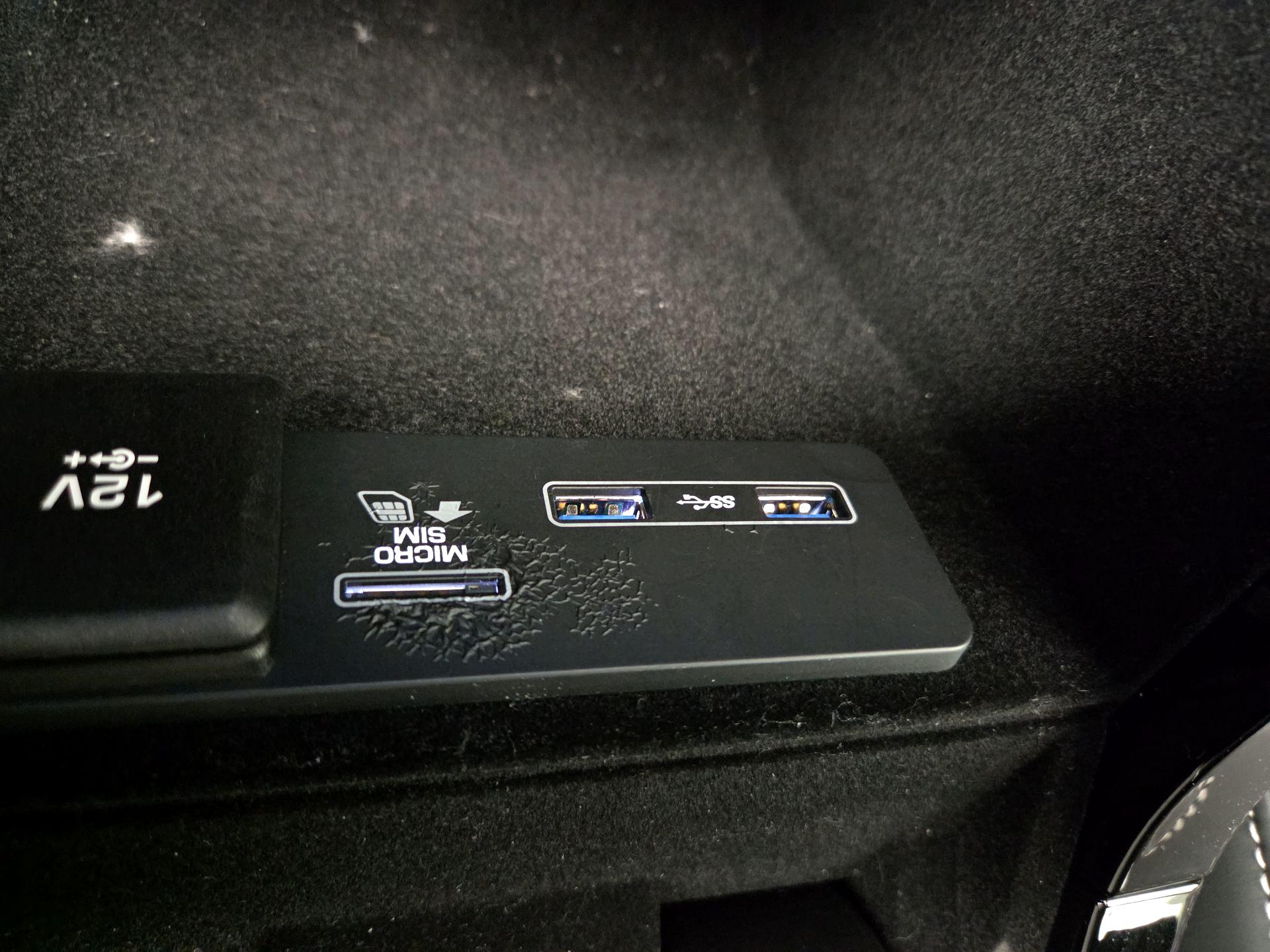 Thumbnail: 2020 Land Rover Range Rover Velar - 19