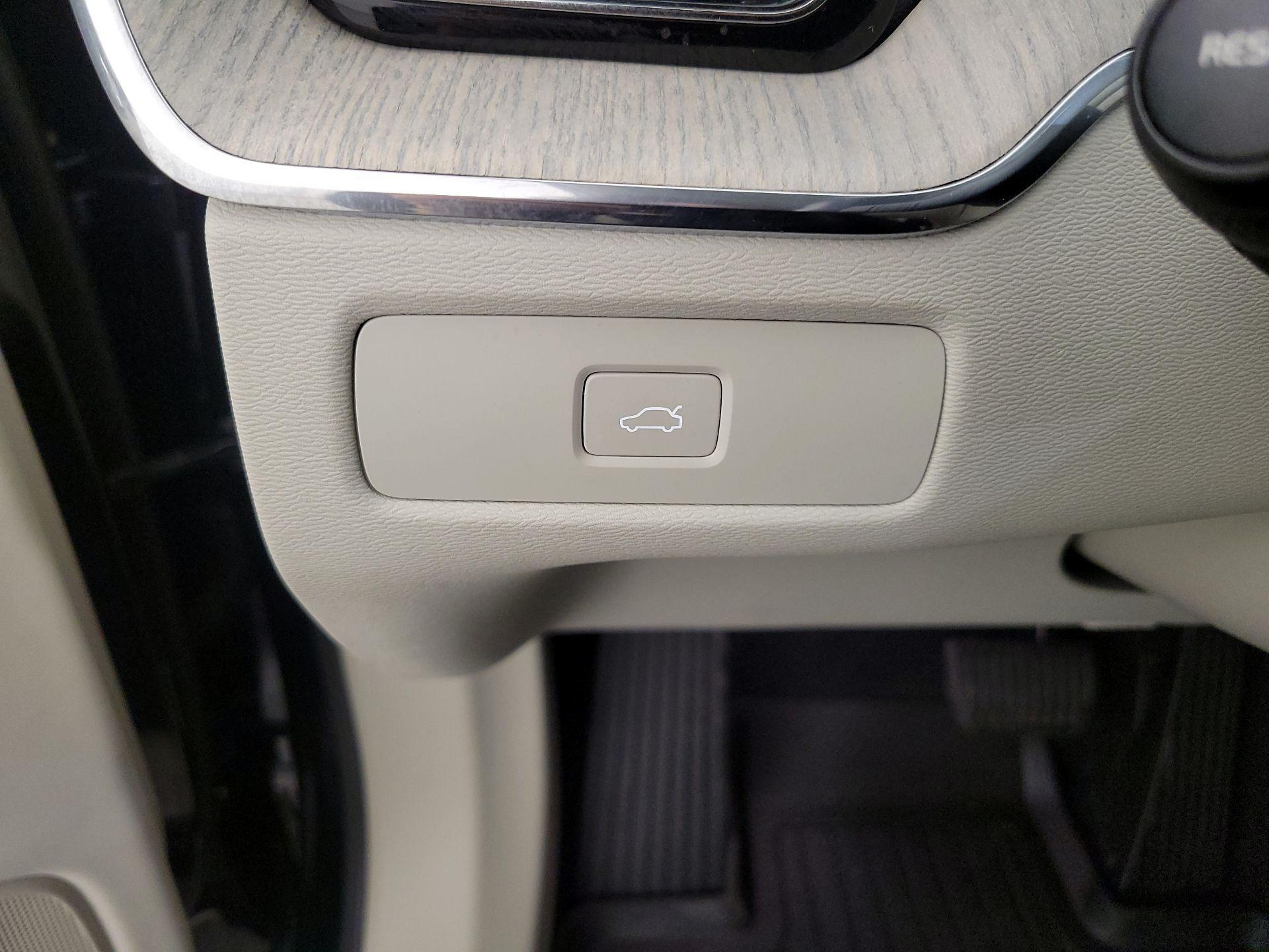 Thumbnail: 2023 Volvo XC60 - 13