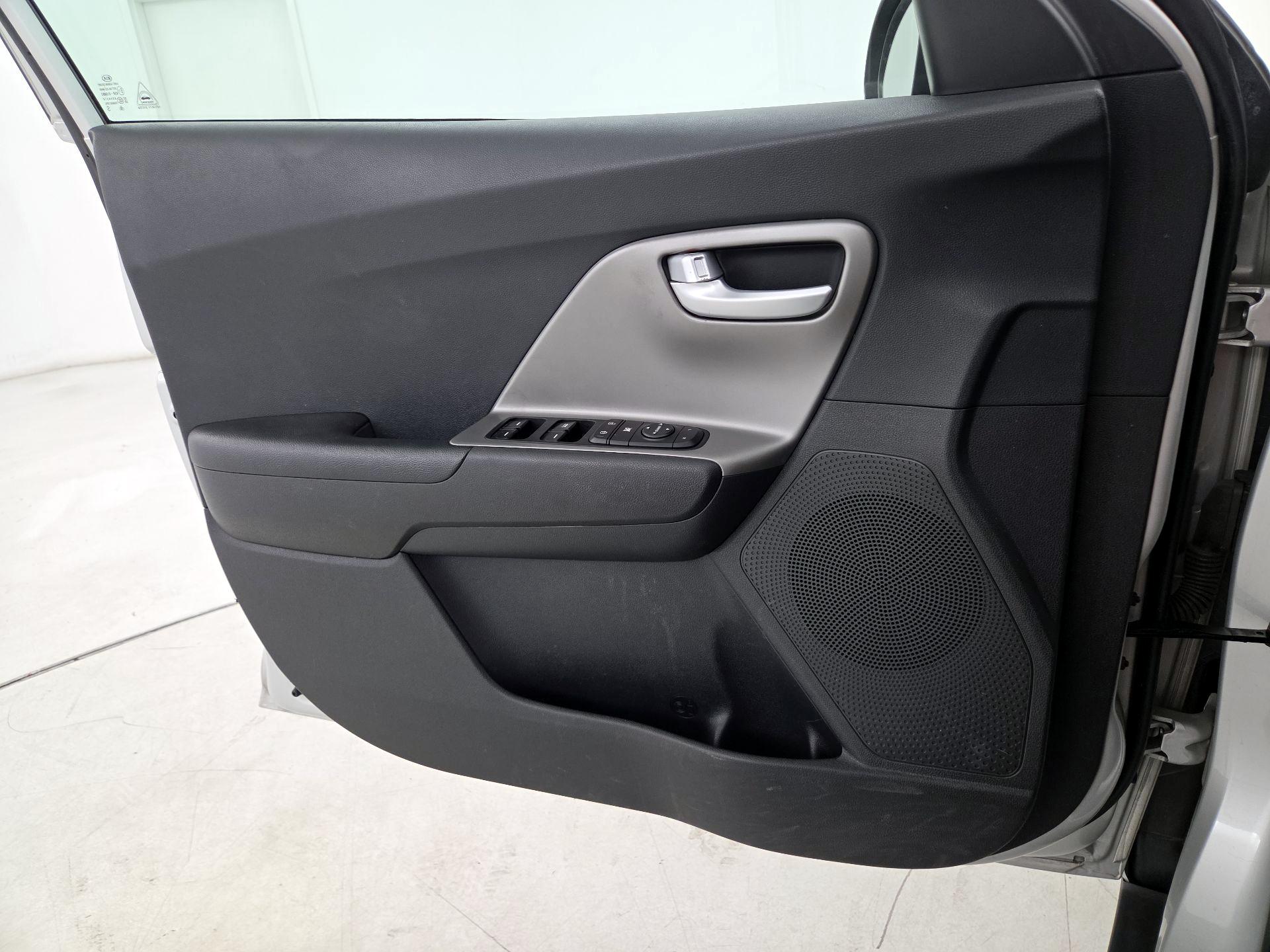 Thumbnail: 2019 Kia Niro - 12