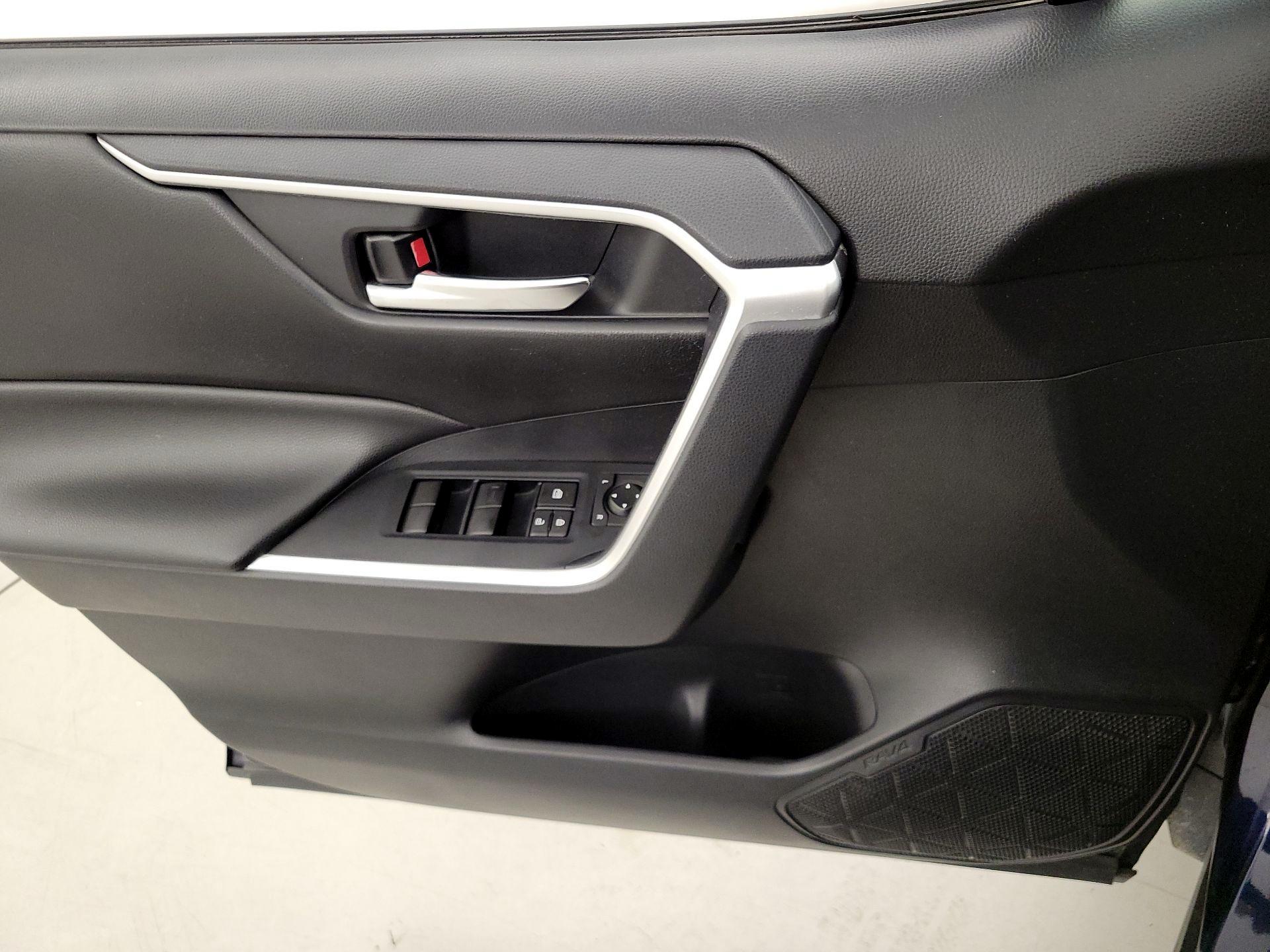 Thumbnail: 2019 Toyota RAV4 - 12