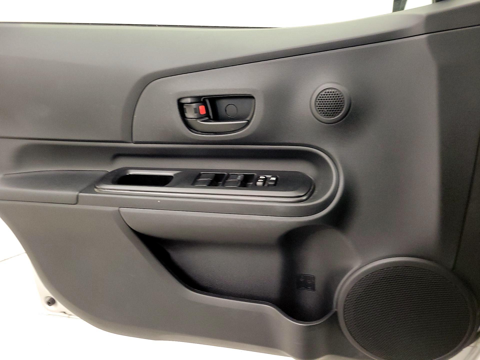 Thumbnail: 2016 Toyota Prius c - 12