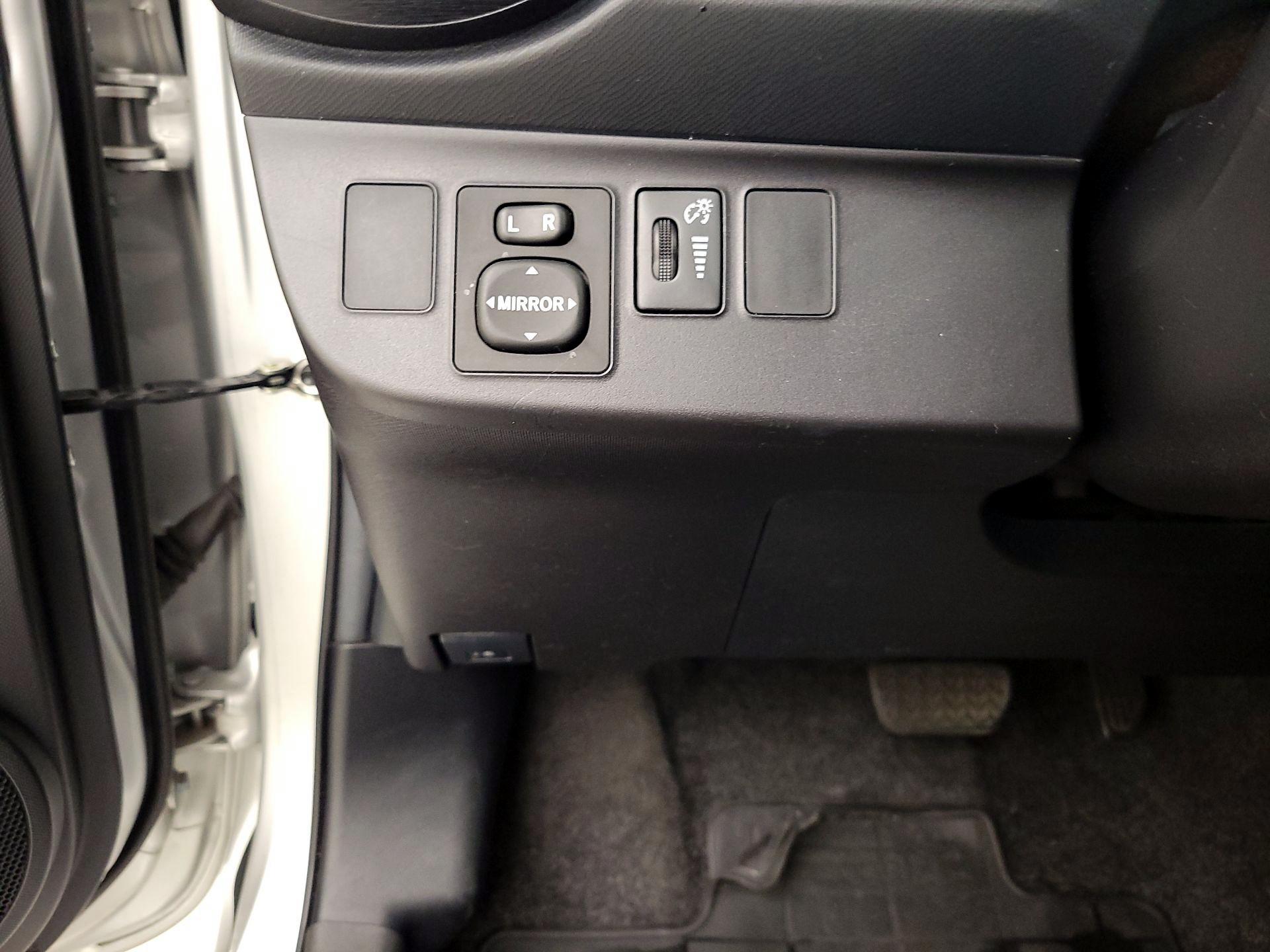 Thumbnail: 2016 Toyota Prius c - 13