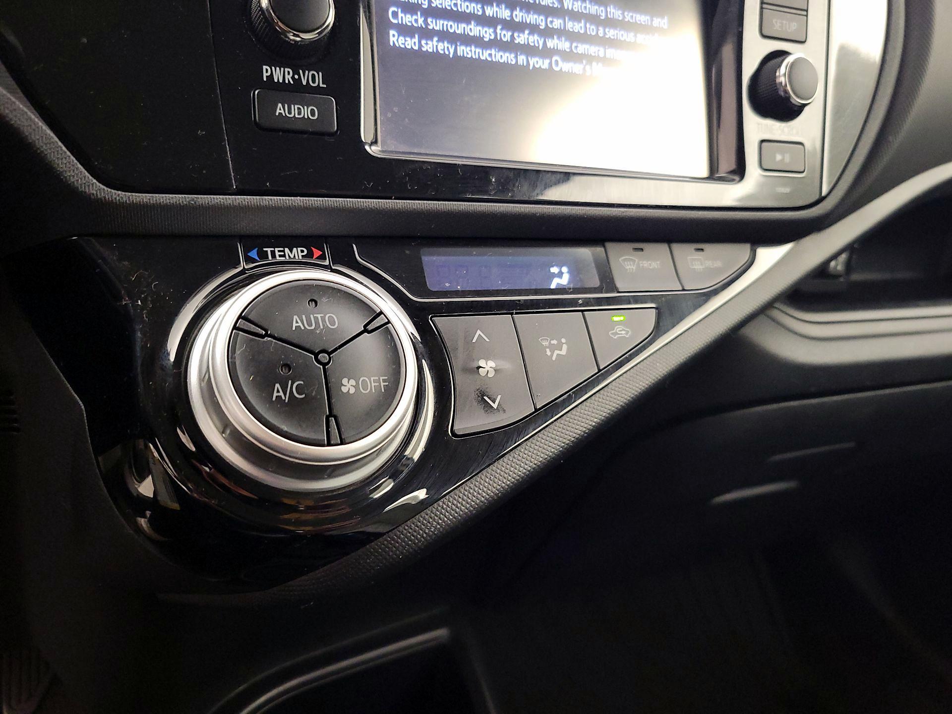 Thumbnail: 2016 Toyota Prius c - 15