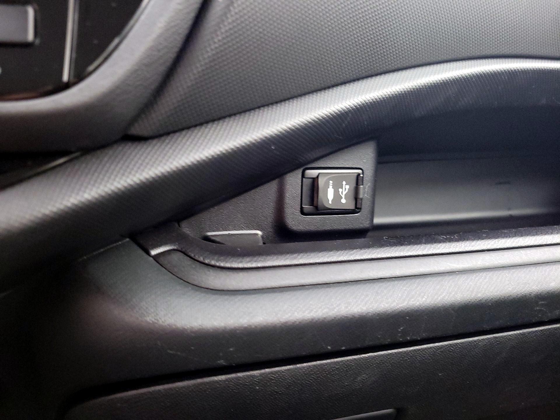 Thumbnail: 2016 Toyota Prius c - 17