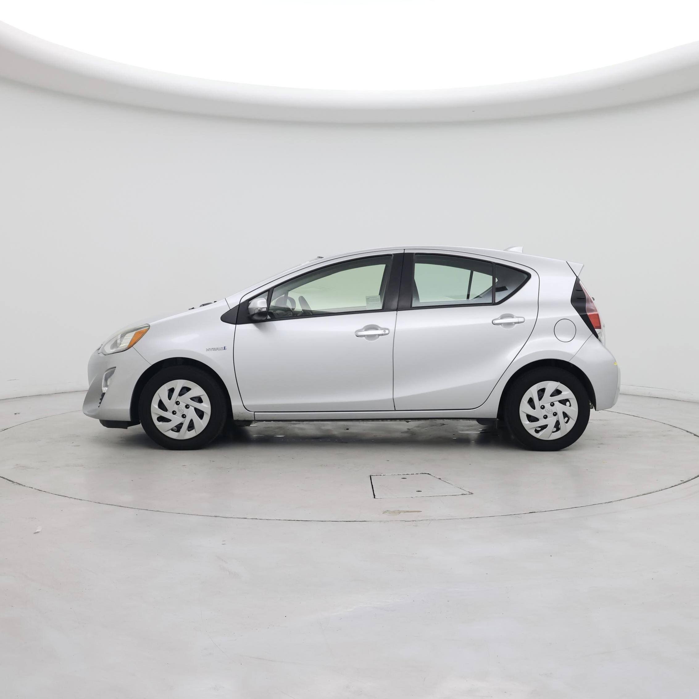 Thumbnail: 2016 Toyota Prius c - 3