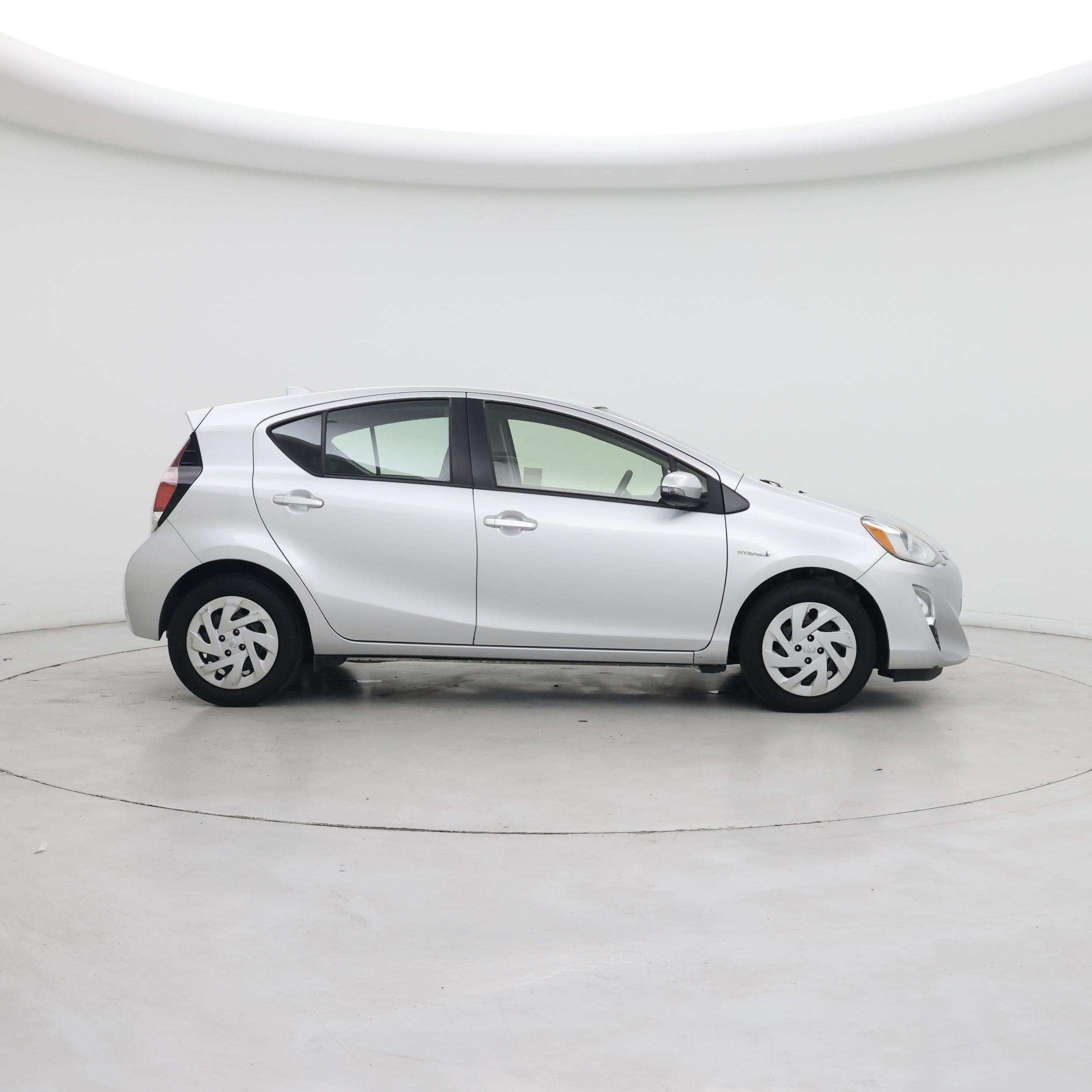 Thumbnail: 2016 Toyota Prius c - 7