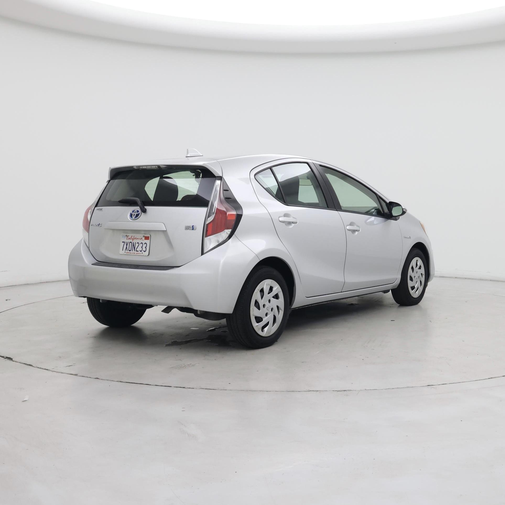 Thumbnail: 2016 Toyota Prius c - 8