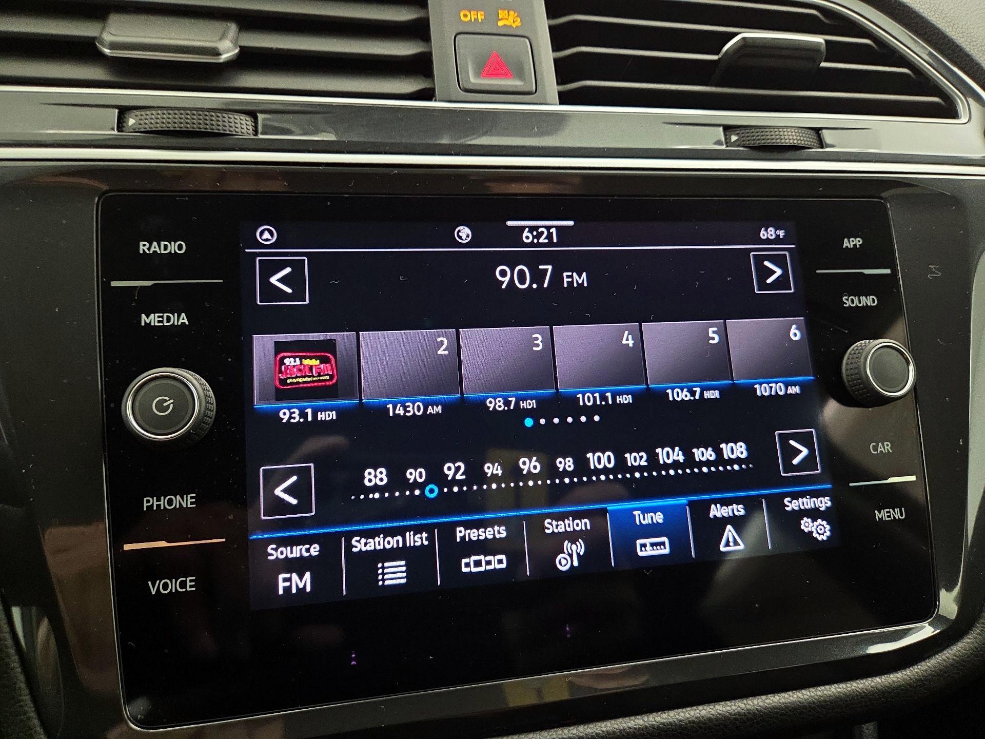 Thumbnail: 2023 Volkswagen Tiguan - 15