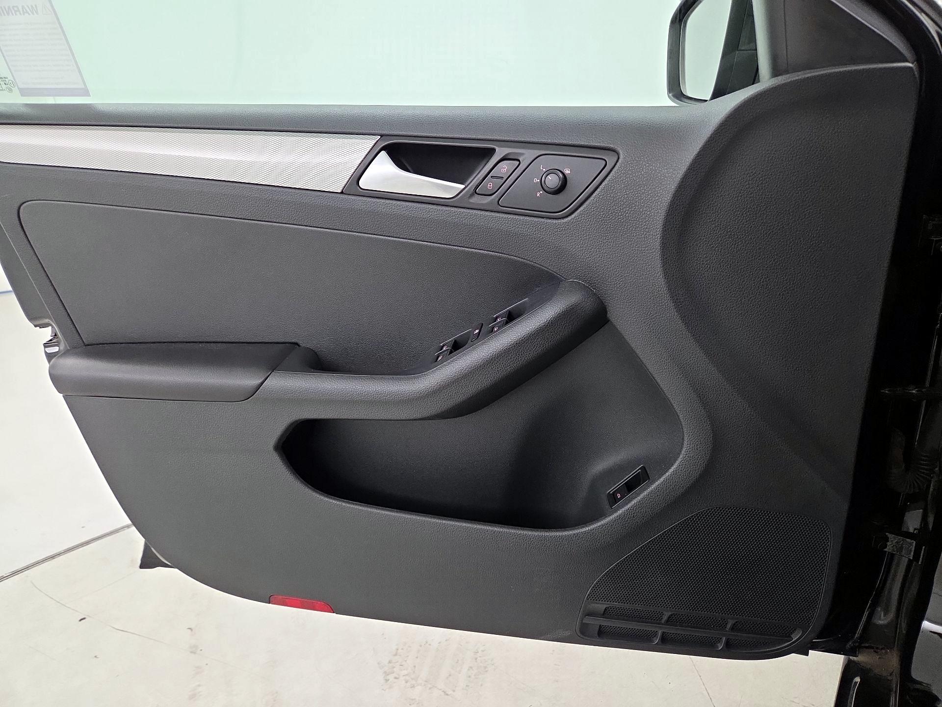 Thumbnail: 2017 Volkswagen Jetta - 12