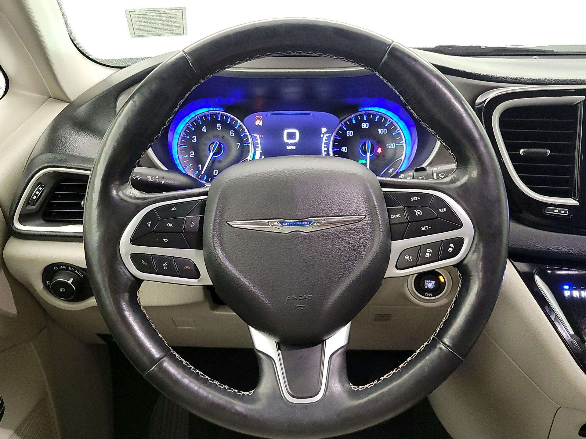 Thumbnail: 2021 Chrysler Pacifica - 10